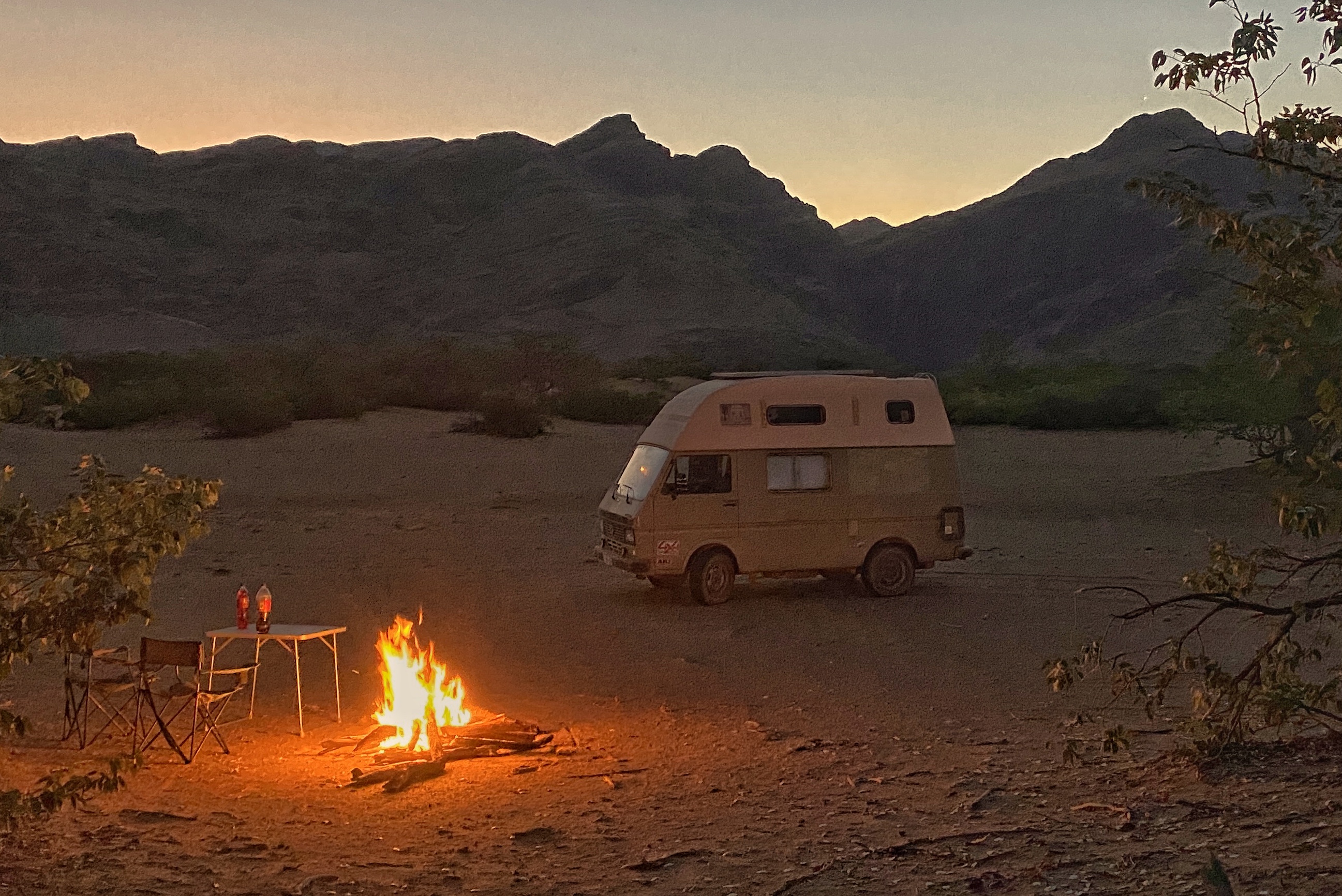 Bivouac au feu de camp dans le sud namibien